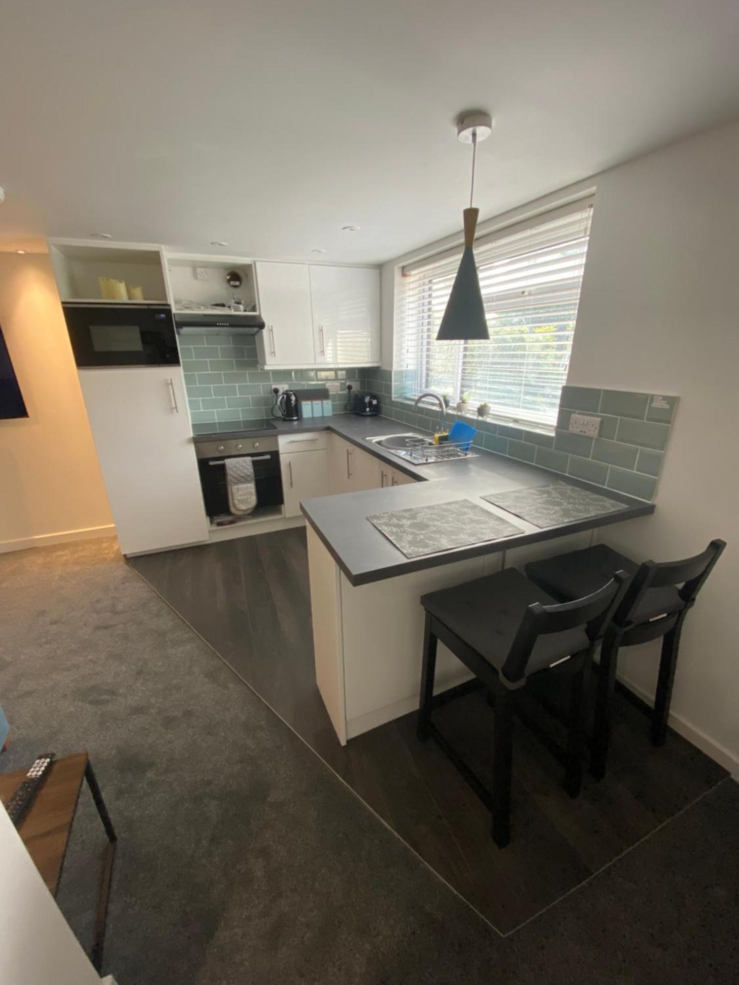Modern 1 Bed Apartment With Car Parking Bitton Exterior foto